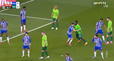 裁判抢戏❗迪奥曼德轻顶&维埃拉瞬间抱头倒地,葡体补时连吃2红