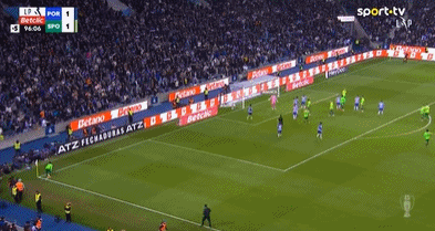 裁判抢戏❗迪奥曼德轻顶&维埃拉瞬间抱头倒地,葡体补时连吃2红