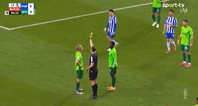 裁判抢戏❗迪奥曼德轻顶&维埃拉瞬间抱头倒地,葡体补时连吃2红