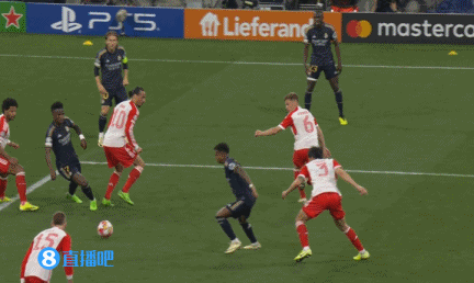 习惯性托大?金玟哉去年上抢被克罗斯打身后,今晚放铲失败送单刀