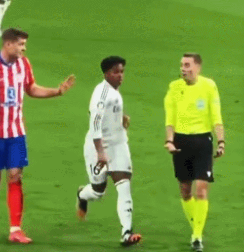 对抗缘由来了！恩德里克一登场就抱防小蜘蛛，被?️扔翻在地