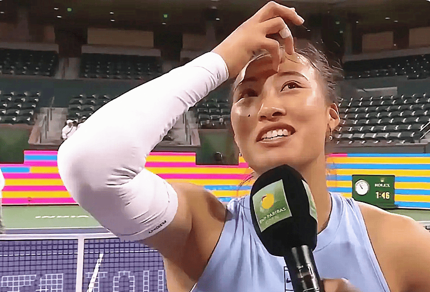 中国一姐无缘4强！郑钦文输球原因揭晓，世界第1高情商，给足台阶