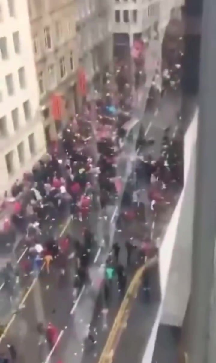 利物浦游行期间撞人事故致27人受伤，一名53岁英国白人男子被捕